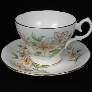 vintage fine bone china tea cup & saucer set. Queen Anne UK